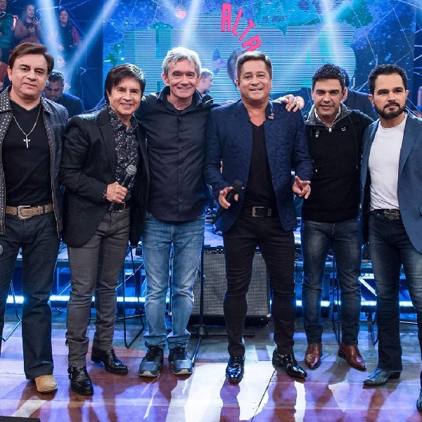 Cantores sertanejo reunidos no programa 'Altas Horas' (Foto: Reprodução/ Internet)