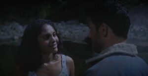 Aline (Barbara Reis) é surpreendida por Caio (Cauã Reymond) no riacho em Terra e Paixão (Foto: Reprodução / Globo)