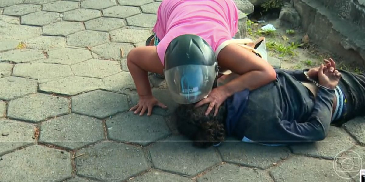 Avó chorando por prisão de Jonathan (Foto: Reprodução / Globo)