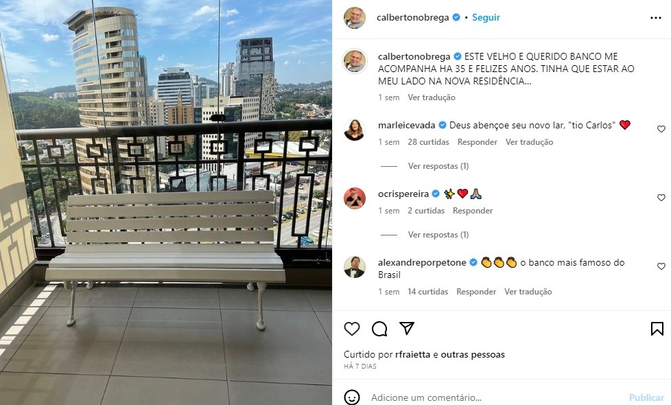 Carlos Alberto levou o banco da Praça É Nossa para o novo apartamento (Reprodução: Instagram)