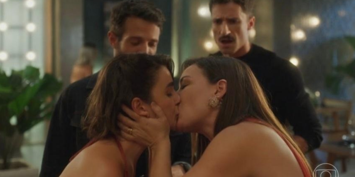 Beijo de Clara e Helena em Vai na Fé