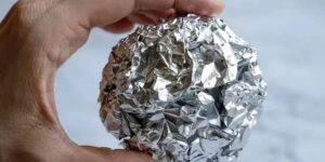 Se colocan bolas de papel de aluminio en lavadoras y el motivo es impactante (Foto: Reproducción en Internet)
