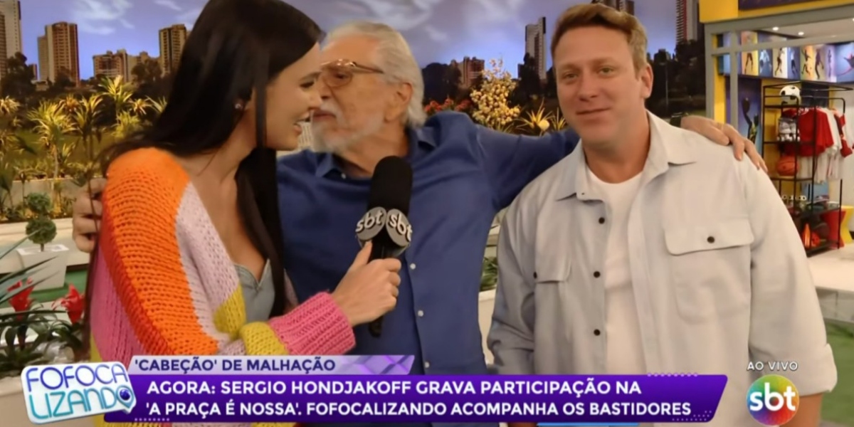 Gaby Cabrini acompanhou chegada de Sérgio no palco da "Praça" (Foto: Reprodução/SBT)