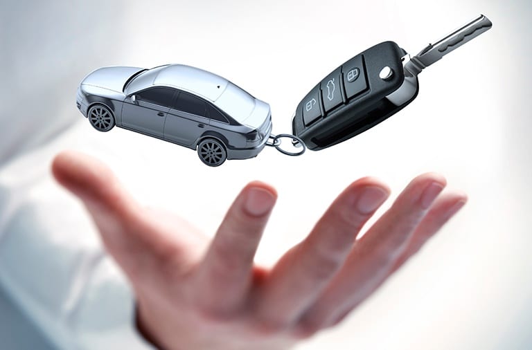 Pessoa jogando a chave do carro para cima (Reprodução - Shutterstock)