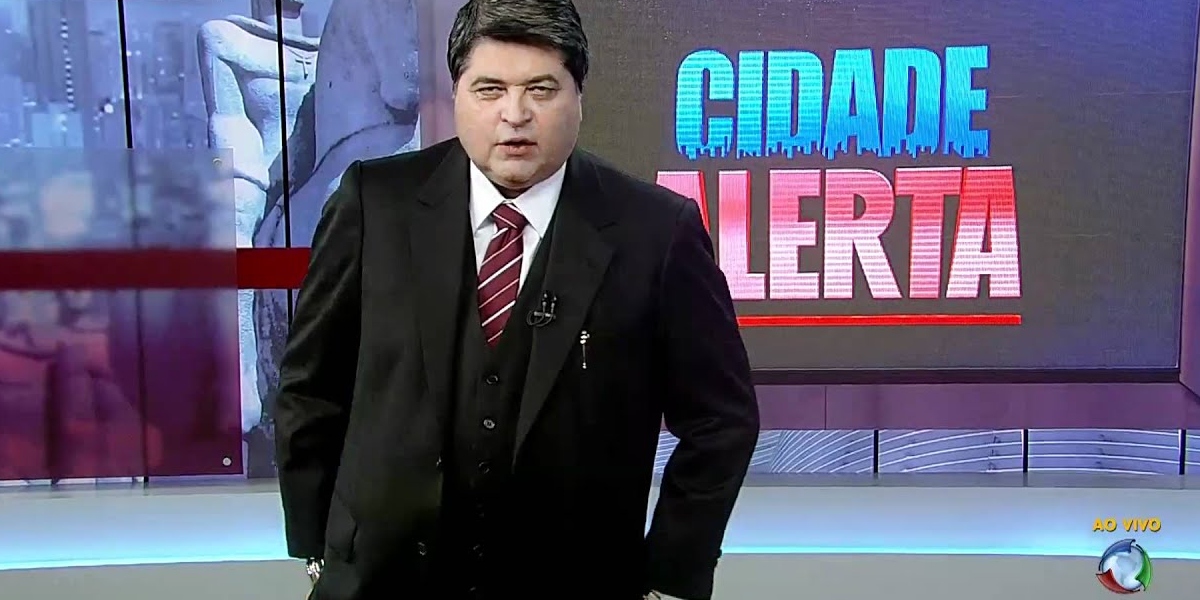 Datena em sua despedida do "Cidade Alerta", em 2011, antes de pagar multa a Edir Macedo (Foto: Reprodução/Record)