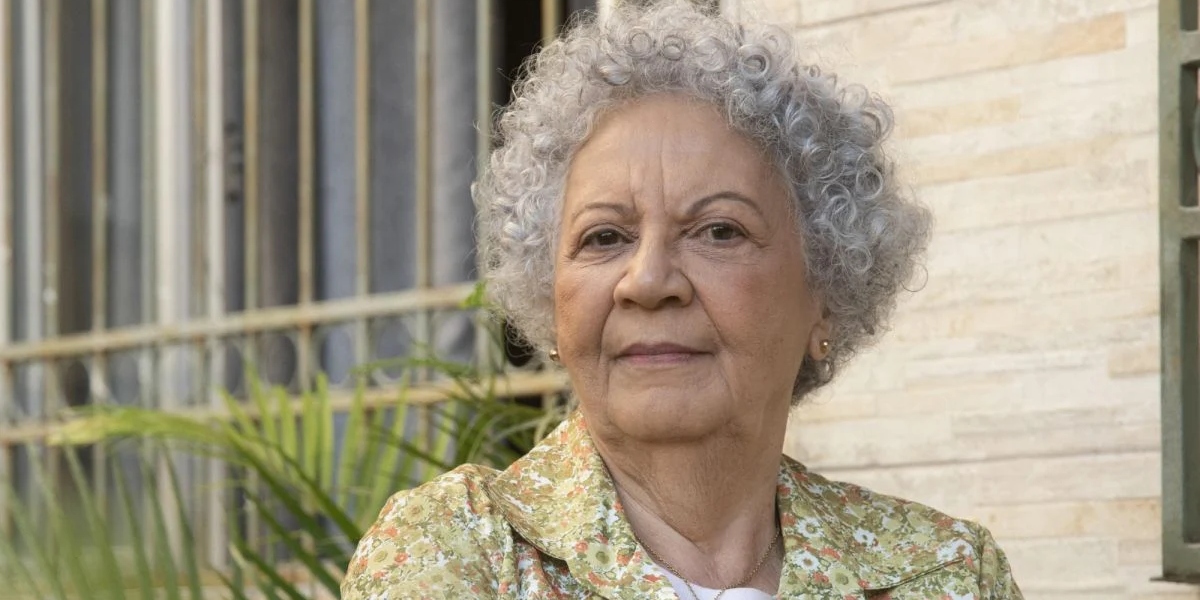 Dona Neide (Neyde Braga) é a maior fofoqueira de "Vai Na Fé" (Foto: Divulgação/TV Globo)