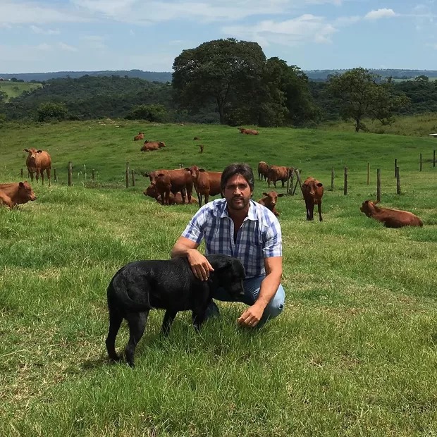 Leo Chaves costuma compartilhar diversos momentos em sua fazenda (Reprodução: Youtube)