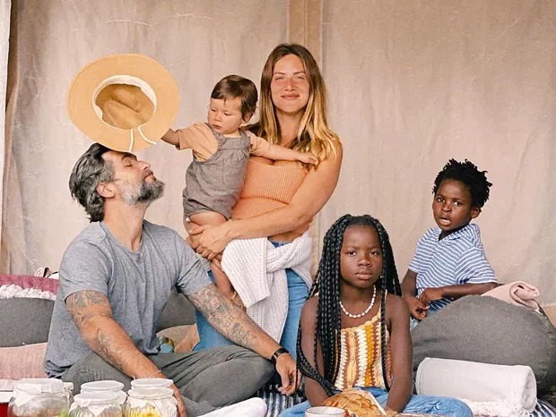A atriz junto com Bruno Gagliasso e seus três filhos, Zyan, Bless e Titi (Reprodução: Instagram)