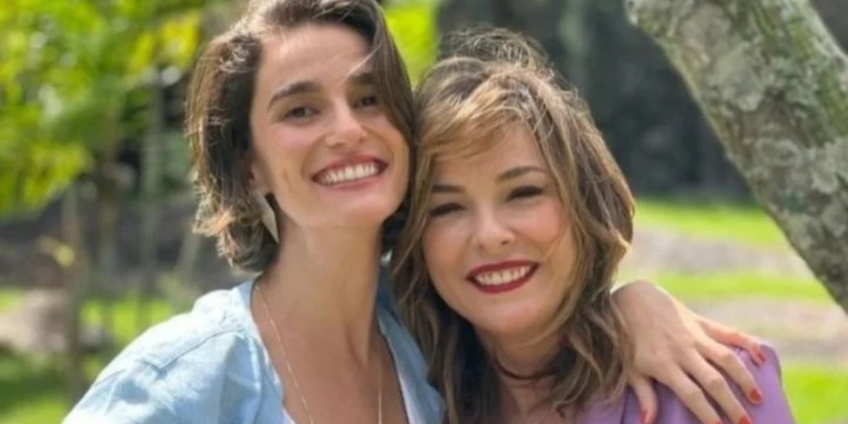 Helena (Priscila Sztejnman) e Clara (Regiane Alves) serão flagradas durante beijo (Foto: Divulgação/TV Globo)