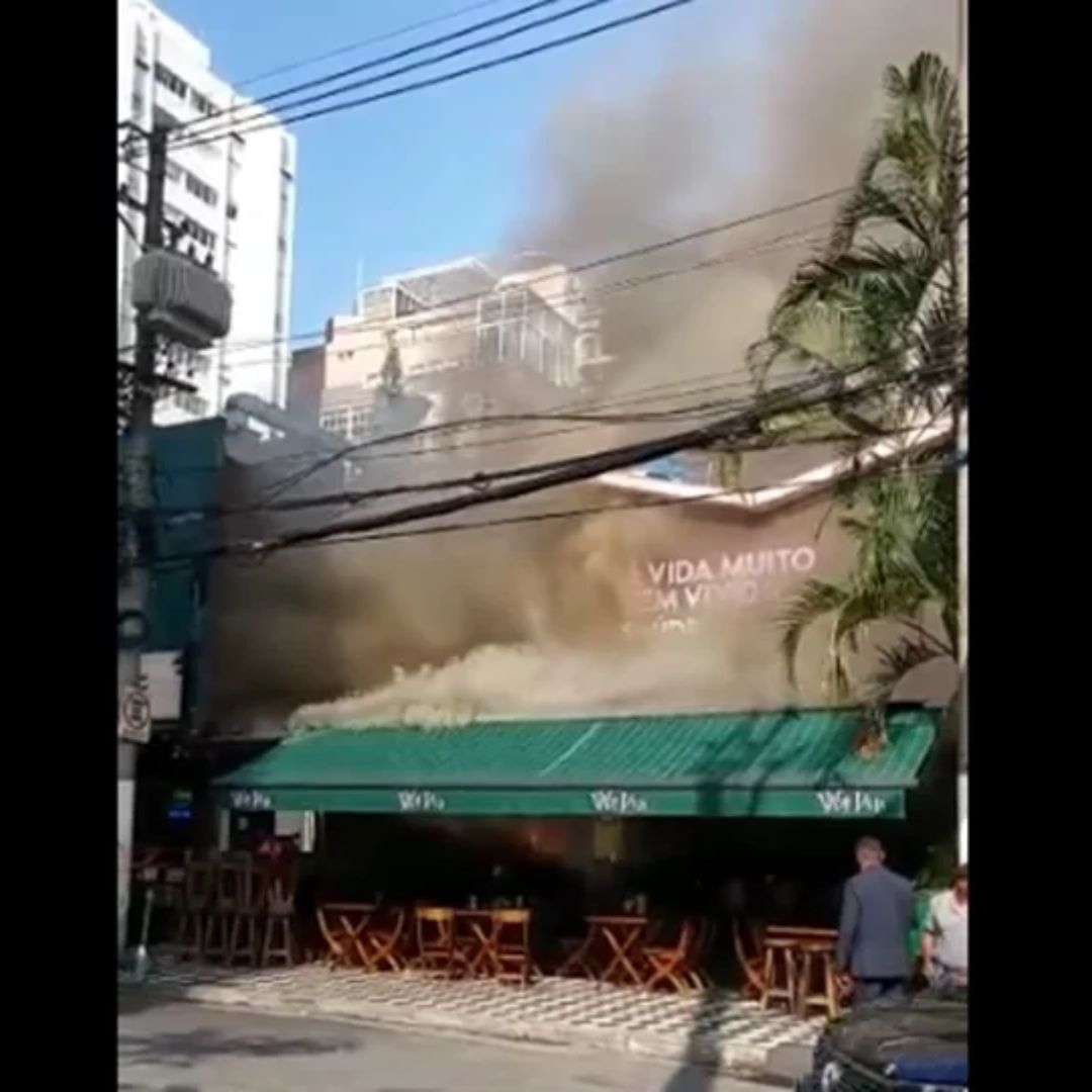 Imagens do incêndio no Bar Vaca Véia em São Paulo (Reprodução - Internet)