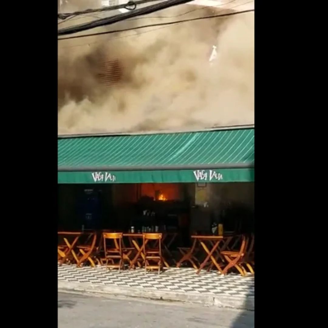 Imagens do incêndio no Bar Vaca Véia em São Paulo (Reprodução - Internet)