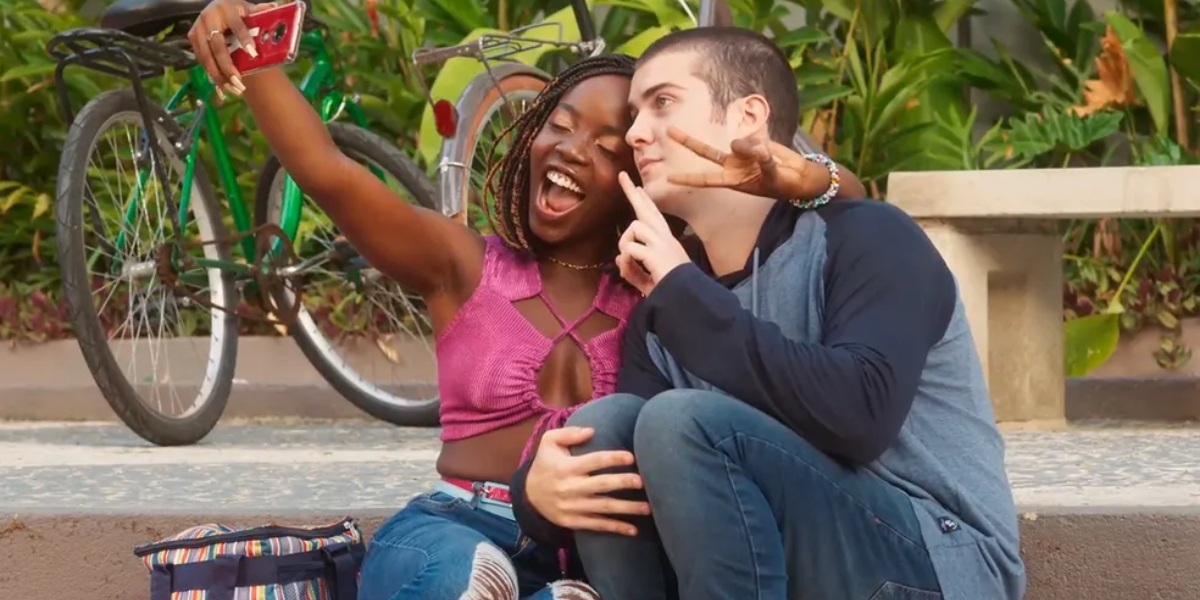 Kate (Clara Moneke) e Rafa (Caio Manhente) podem terminar namoro (Foto: Reprodução/TV Globo)