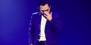 Luciano Camargo chorando durante um show gospel (Reprodução  - Manuela Scarpa/Brazil News)