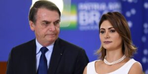 Michele Bolsonaro ao lado de Jair (Reprodução - Internet)