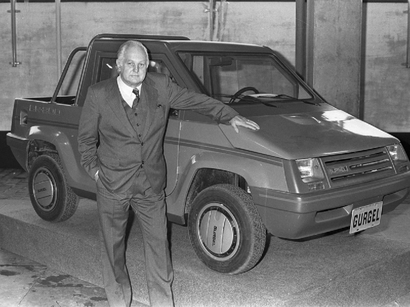 Engenheiro João Augusto Conrado do Amaral Gurgel ao lado de seu carro (Foto: Reprodução/ Internet)