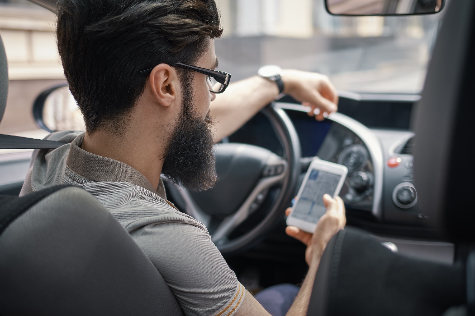 Motorista usando o celular (Reprodução - Shutterstock)