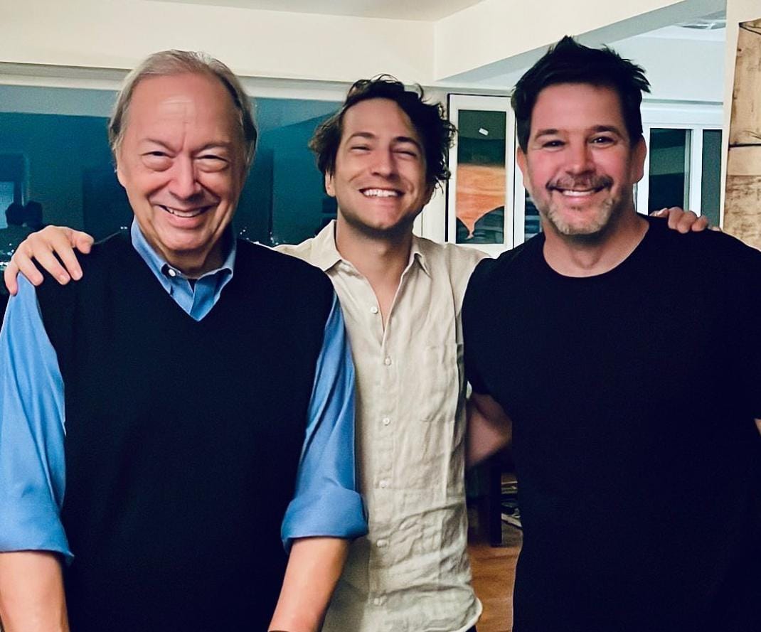 O ator junto com o irmão e pai da jornalista (Reprodução: Instagram)