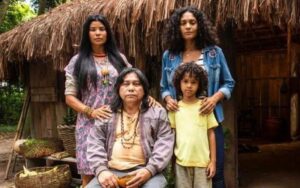 Jucerê (Daniel Munduruku), Iraê (Suyane Moreira), João (Matheus Assis) e Aline (Barbara Reis) em Terra e Paixão (Foto: Reprodução / Globo)