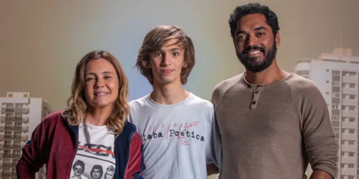 Cibele (Adriana Esteves), Marcinho (Antonio Haddad) e Amâncio (Thomás Aquino) são uma família em "Os Outros" (Foto: Paulo Belote/TV Globo)
