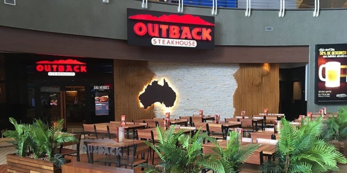 O aniversariante ganha uma sobremesa no Outback (Reprodução: Internet)