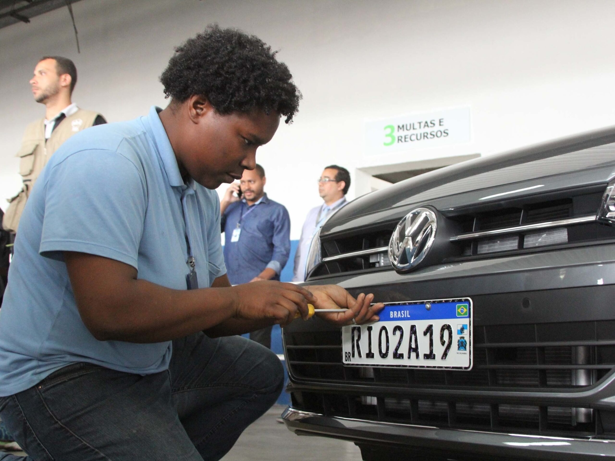 Carros precisam estar devidamente identificados com placas para circular nas ruas (Foto Reprodução/Internet)