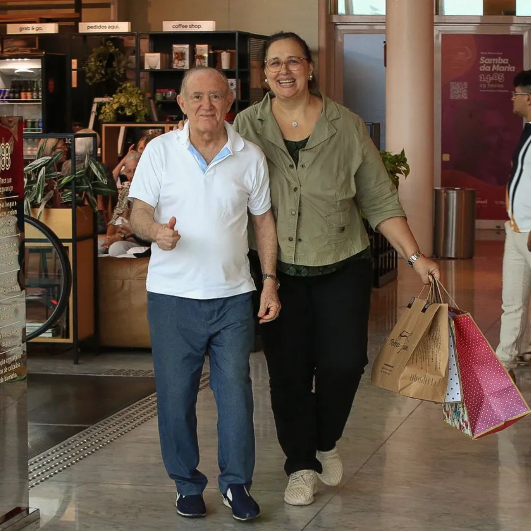 Renato Aragão ao lado de seu esposa Lílian no shopping do Rio de Janeiro (Foto: Edson Aipim/ AgNews)