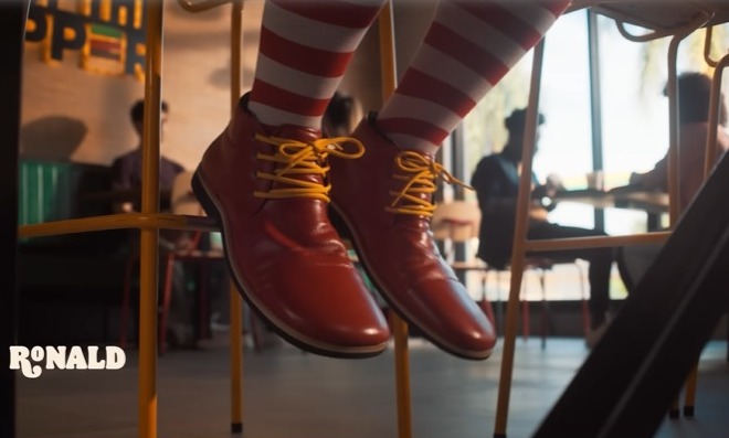 Sapatos e meias de palhaço, das mesmas cores da de Ronald McDonald's (Reprodução: Youtube)