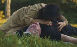 Zoé (Regina Casé) chora após atirar em Humberto (Fabio Assunção) em cena de Todas as Flores (Foto: Reprodução / Globo)