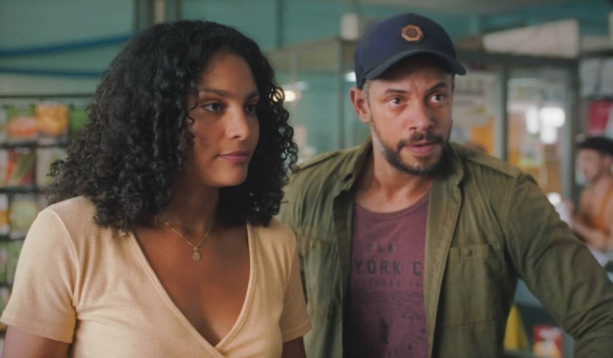 Aline e Jonatas correm para a delegacia em Terra e Paixão, novela da Globo (Foto Reprodução/Internet)