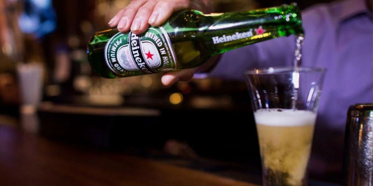 A cerveja Heineken sendo servida em copo - Foto Reprodução Internet