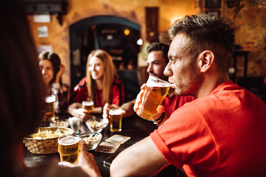 Pessoas tomando cerveja em um bar (Foto: Reprodução/ Internet)