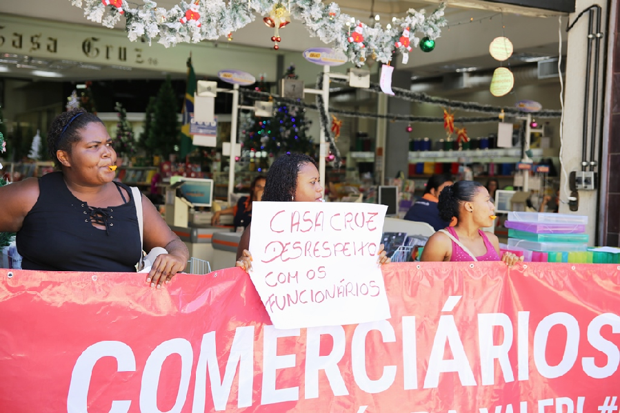 Funcionários fazendo greve (Foto: Reprodução/ Internet)