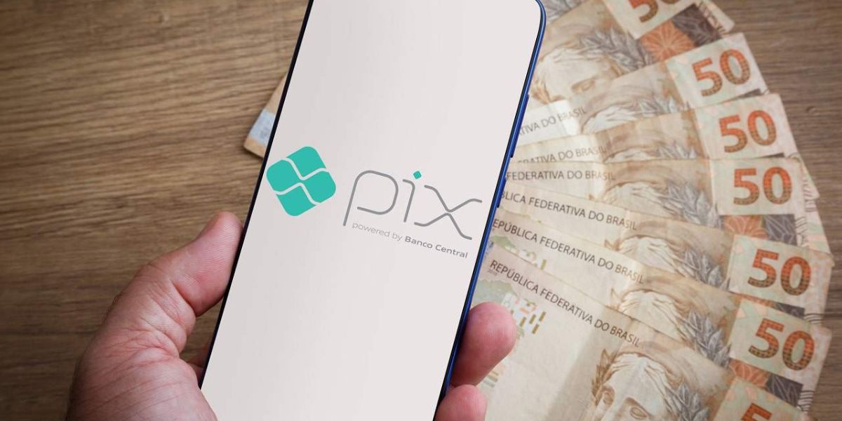 Celular sobre notas de dinheiro e com o Pix aberto - Foto Reprodução Internet