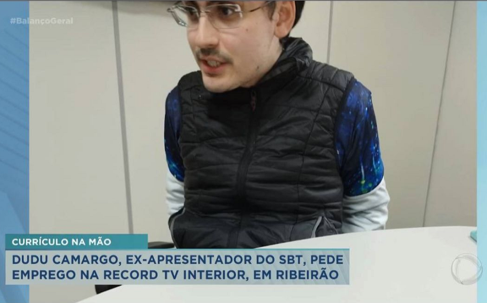 Imagens de Dudu Camargo pedindo emprego expostas pela Record TV (Foto: Reprodução/ Internet)