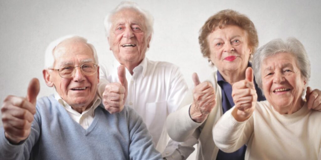 Idosos aposentados felizes e comemorando ótima notícia - Foto Reprodução Internet