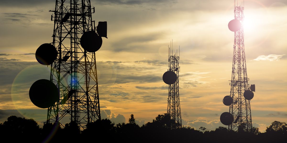 Imagem ilustrativa de torres com antenas de TV - Foto Reprodução Internet