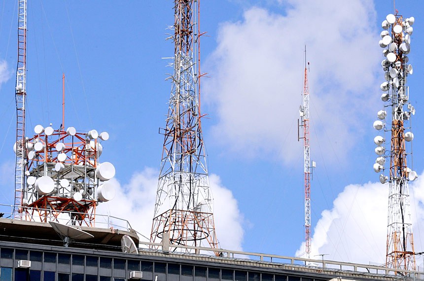 Imagens ilustrativas de antenas de transmissão de sinal de radio e Tv - Foto Reprodução Internet