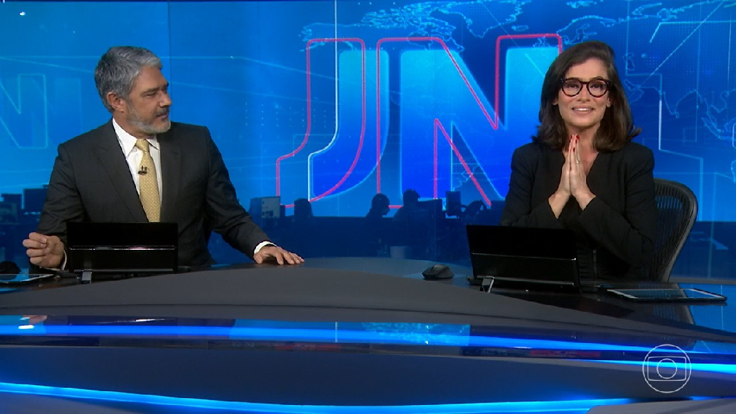 Mulheres tirando selfie na chamada do Jornal Nacional (Foto: Reprodução/ Internet)