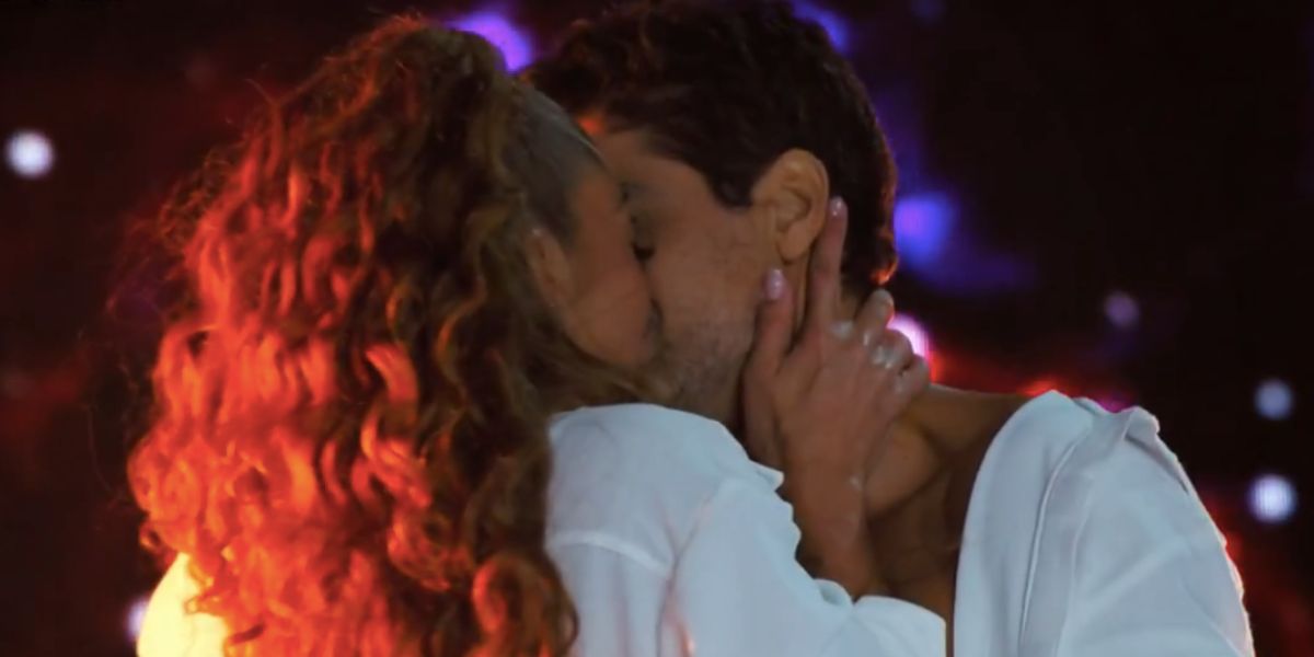 Bruno Cabrerizo e Julia Paiva se beijam no Dança dos Famosos do Domingão (Foto: Reprodução / Globo)