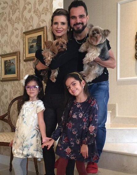Flávia Camargo e Luciano Camargo e suas filhas (Foto: Reprodução, Instagram)