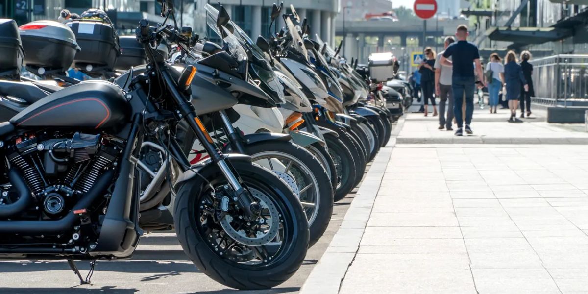 Motos estacionada a céu aberto em rua - Foto Reprodução Internet