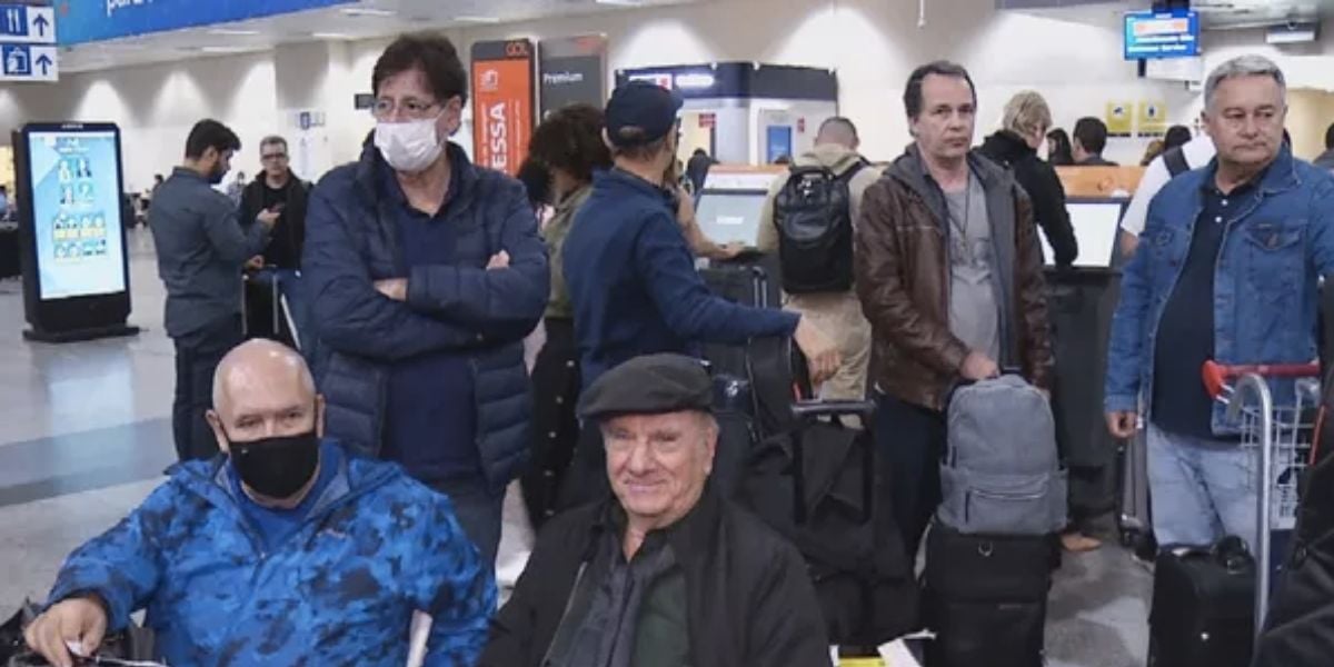 Músicos de Roberto Carlos em aeroporto de Goiânia (Foto: Reprodução/TV Anhanguera)