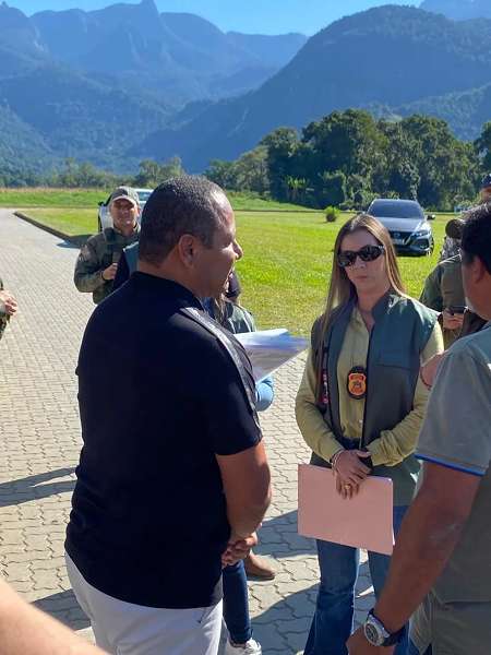 Pai de Neymar ao lado da polícia (Foto: Reprodução/ Internet)