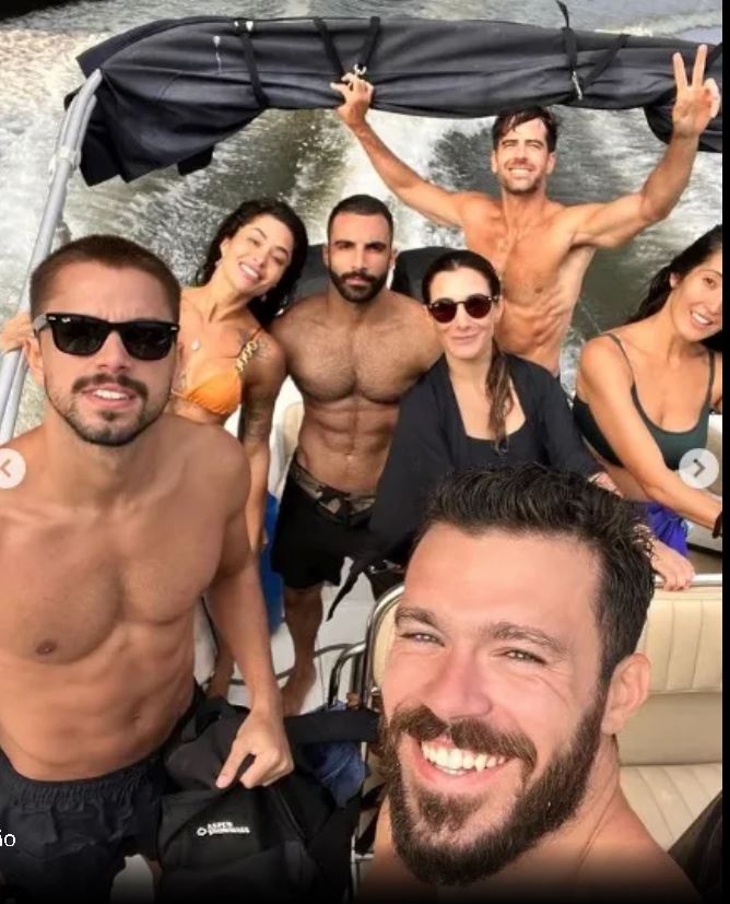 O ator da Globo, Marcos Pitombo e seu amado, Iasser Kaddourah, em barco com amigos - Foto Reprodução Instagram