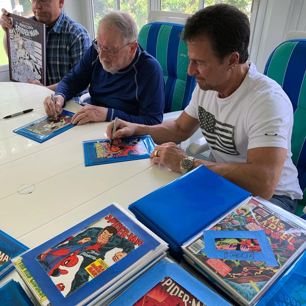 O desenhista John Romita Sr dando autografos - Foto Reprodução Internet