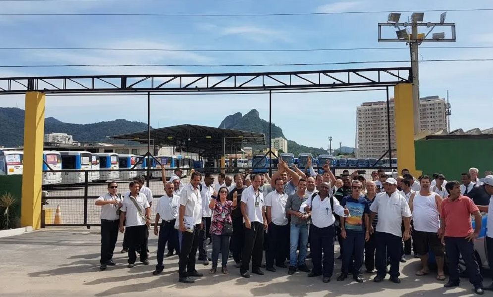 Funcionários da empresa 'Transporte Santa Maria' fazendo greve (Foto: Reprodução/ Internet)