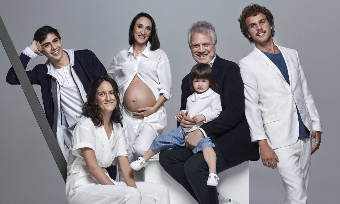 Pedro Bial com a esposa grávida e filhos (Foto: Reprodução)