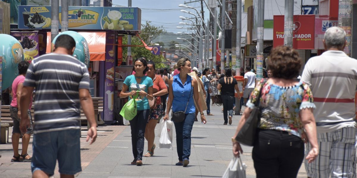 Pessoas caminhando pelas ruas (Foto: Reprodução / Internet) 