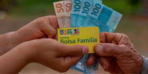 Pessoas recebendo o pagamento do Bolsa família - Foto Reprodução Internet