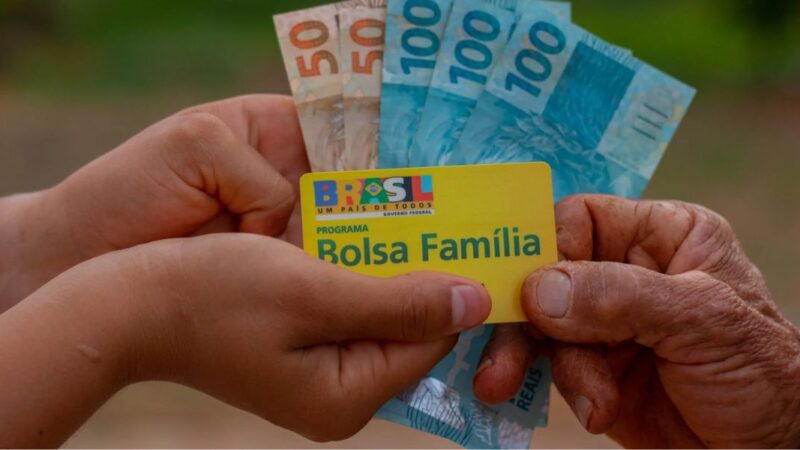 Personas que reciben un pago de Bolsa Família - Imagen: Clon/Internet